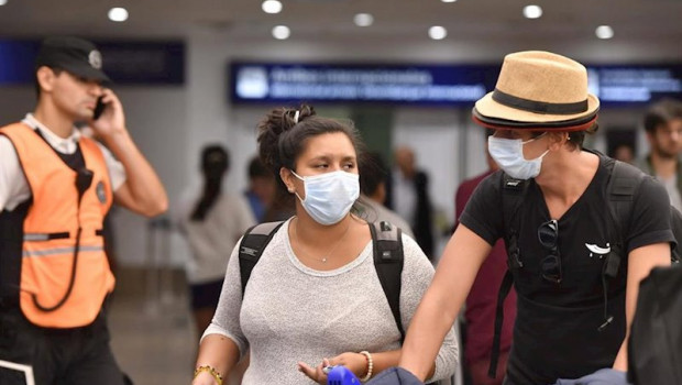 ep personas con mascarillas en el aeropuerto de buenos aires