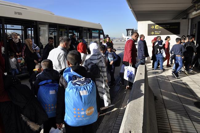 Refugiados llegan a España desde Turquía | MINISTERIO DEL INTERIOR ep refugiados lleganespanaturquia