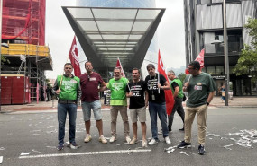 ep representantes sindicales de ugt y ccoo frente a la sede de iberdrola en bilbao
