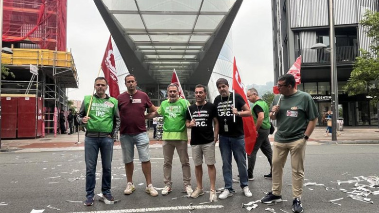 ep representantes sindicales de ugt y ccoo frente a la sede de iberdrola en bilbao