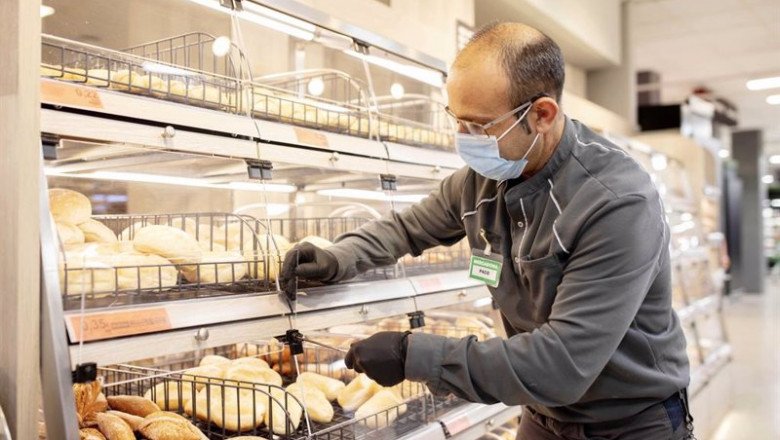 MERCADONA ep trabajador de mercadona en un supermercado de valncia