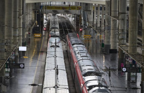 ep trenes en los andenes de la estacion de tren madrid puerta de atocha almudena grandes
