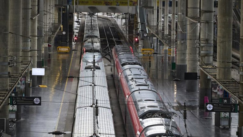 ep trenes en los andenes de la estacion de tren madrid puerta de atocha almudena grandes