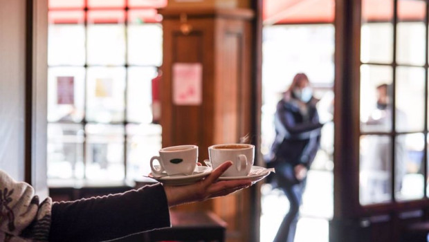 ep un camarero sirve varios cafes en una cafeteria de vitoria