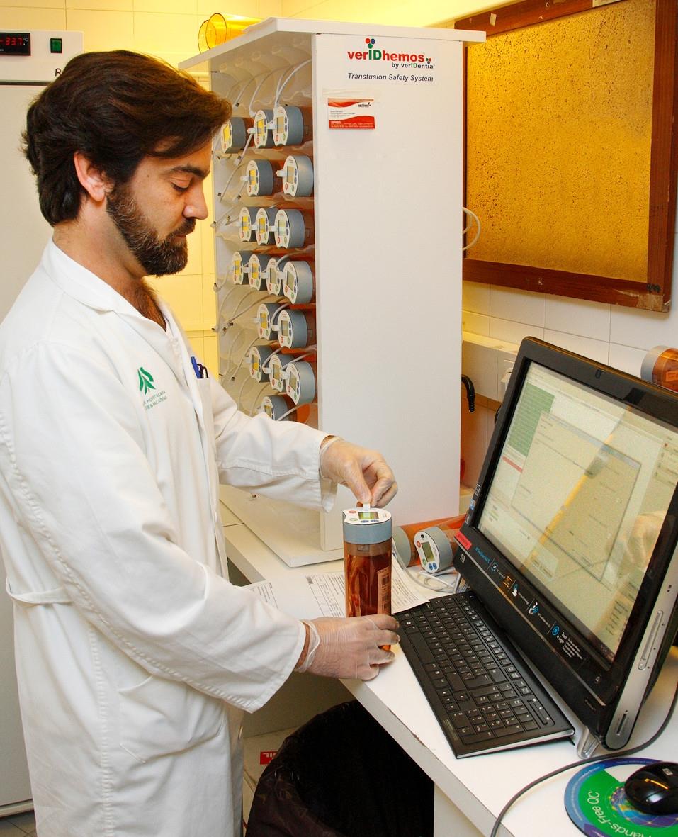 Un Enfermero Del Banco De Sangre Sella El Contenedor Especial De Transporte | EUROPA PRESS/HOSPITAL VIRGEN DEL ROCÍO - Archivo ep un enfermerobancosangre sellacontenedor especialtransporte