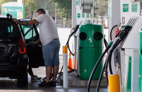 ep un hombre echa carburante a su vehiculo en una gasolinera a 11 de octubre de 2023 en madrid