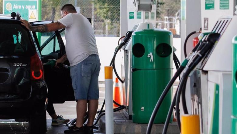 ep un hombre echa carburante a su vehiculo en una gasolinera a 11 de octubre de 2023 en madrid ep un hombre echa carburante a su vehiculo en una gasolinera a 11 de octubre de 2023 en madrid