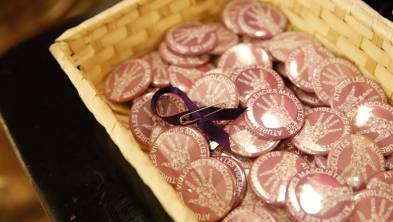 ep un lazo morado y pines contra la violencia de genero
