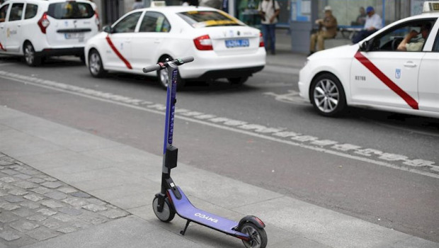 ep un patinete electrico aparcado frente a unos taxis en las inmediaciones de la puerta del sol de