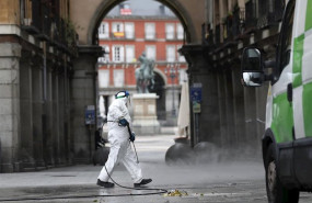 ep un trabajador de la limpieza desinfecta las calles de la plaza mayor de la capital
