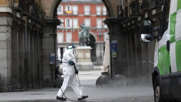 ep un trabajador de la limpieza desinfecta las calles de la plaza mayor de la capital