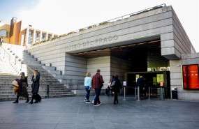 ep una de las entradas al museo del prado ubicada en el paseo de los jeronimos