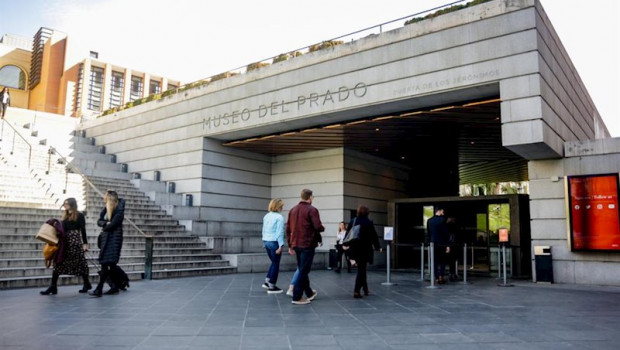 ep una de las entradas al museo del prado ubicada en el paseo de los jeronimos