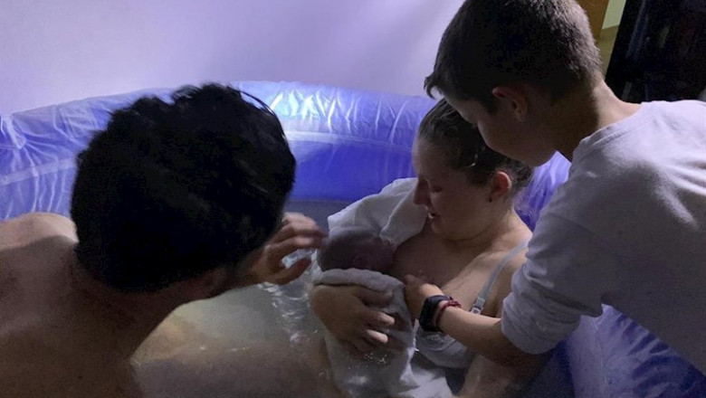 Una de las familias que durante el periodo de confinamiento ha dado a luz en casa | EQUIPO DE MATRONAS 'LA MATRIUSCA' ep una de las familias que durante el periodo de confinamiento ha dado a luz en casa