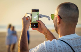 ep una persona hace una foto del eclipse con su movil en la playa de camposoto en san fernando cadiz