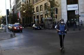 ep una persona transita por santiago de chile con una mascarilla para evitar la propagaci n del