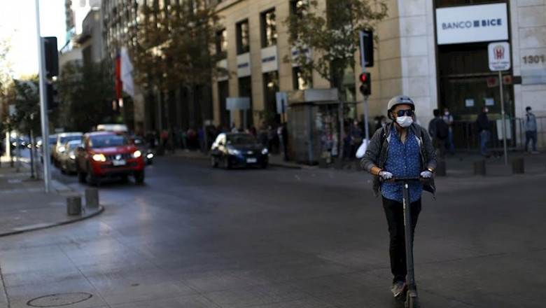 ep una persona transita por santiago de chile con una mascarilla para evitar la propagaci n del