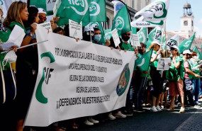 ep varias personas con pancartas durante la concentracion de csif y jusapol frente al ministerio de ep varias personas con pancartas durante la concentracion de csif y jusapol frente al ministerio de
