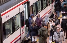 ep varias personas suben y bajan de un tren de cercanias en atocha