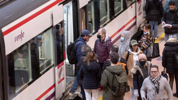 ep varias personas suben y bajan de un tren de cercanias en atocha