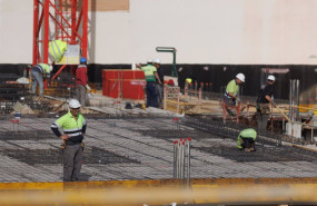 ep varios obreros durante la construccion de una vivienda