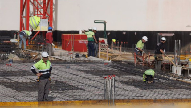 ep varios obreros durante la construccion de una vivienda