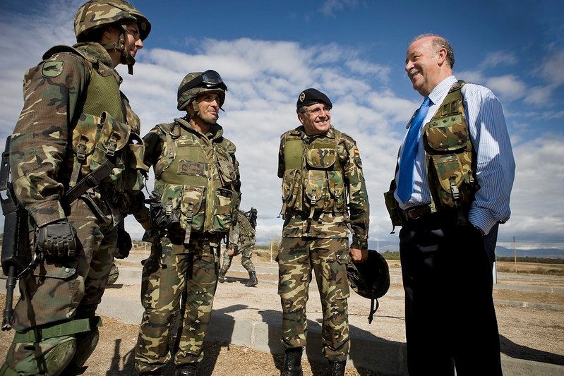ep vicente del bosque con militares en el ano 2009