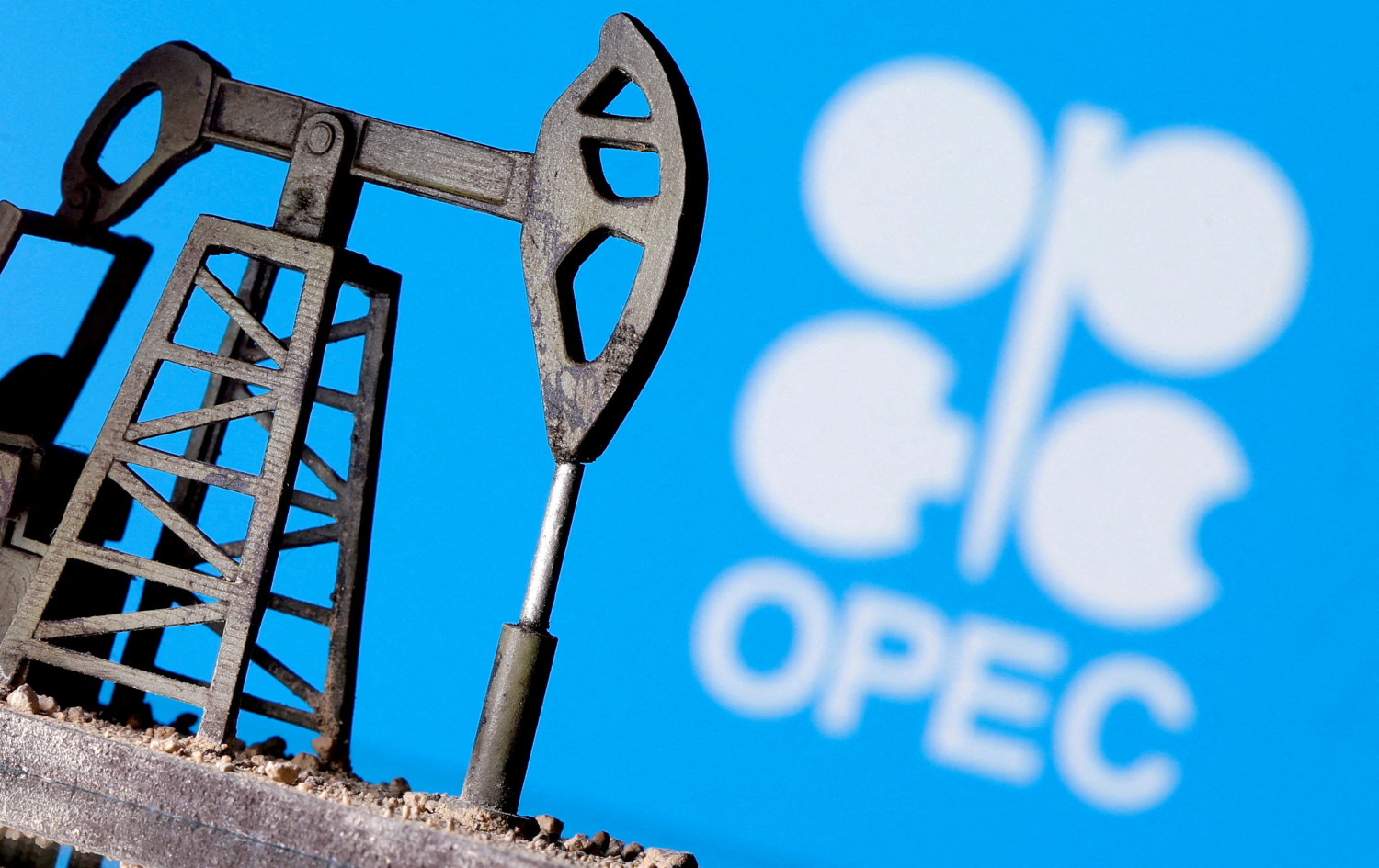 Volatilidad en el petróleo tras extender la OPEP+ los recortes hasta mediados de año