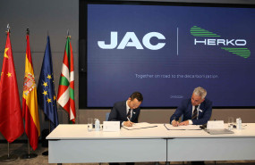 scar yu deputy general manager de jac motors y pedro silva fundador y presidente de herko trucks de izq a dcha 