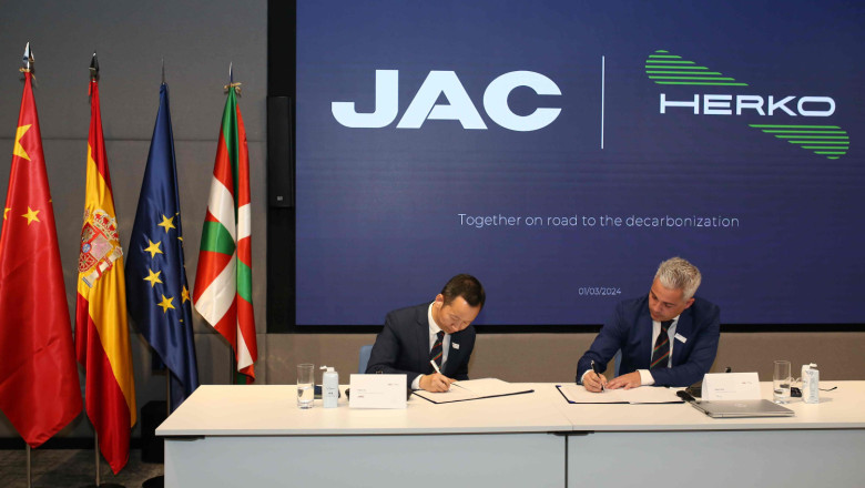 scar yu deputy general manager de jac motors y pedro silva fundador y presidente de herko trucks de izq a dcha 