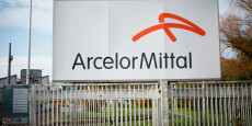un logo du groupe siderurgique arcelormittal est visible sur le site de l entreprise a basse indre pres de nantes 