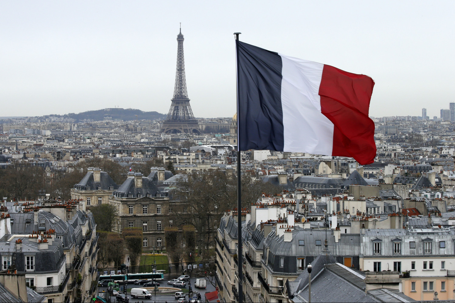 une vue de paris et du drapeau francais 