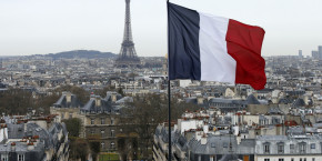 une vue de paris et du drapeau francais 