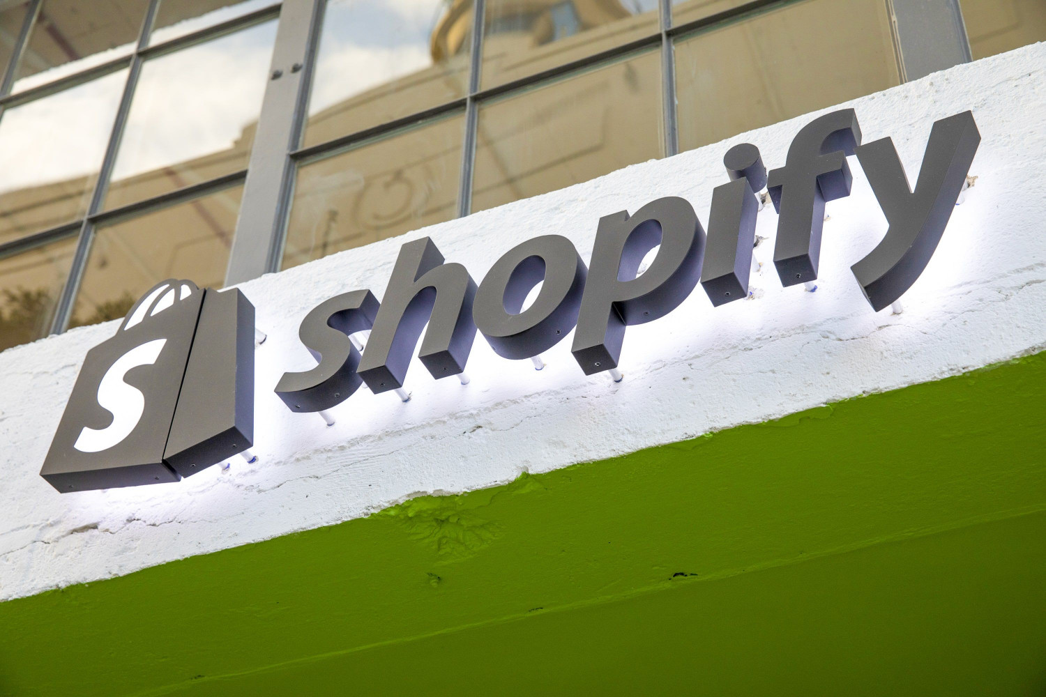 Shopify cae tras anticipar un descenso del margen bruto en el segundo trimestre