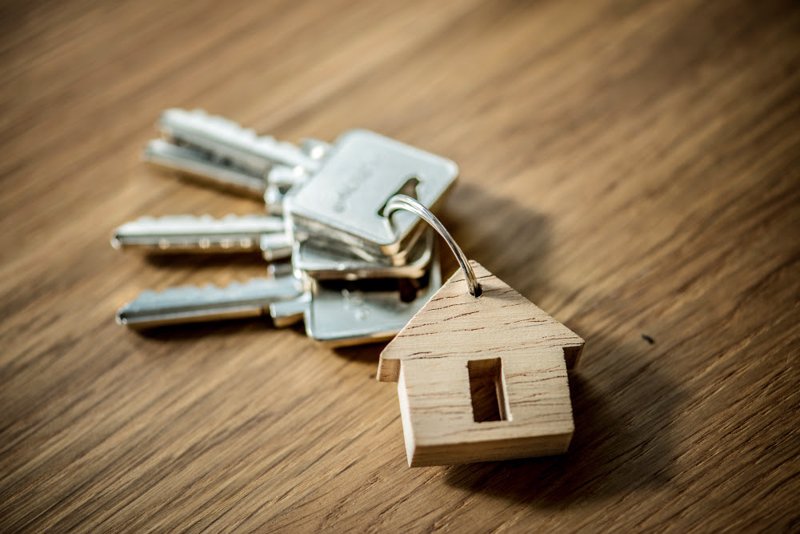 Un soltero necesita casi el doble de ingresos para alquilar un estudio que para comprarlo