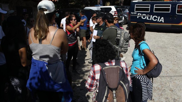 ep agentes de la policia nacional y de la guardia civil junto con voluntarios de rastreo se
