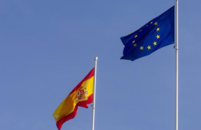 ep archivo   banderas de espana y de la union europea