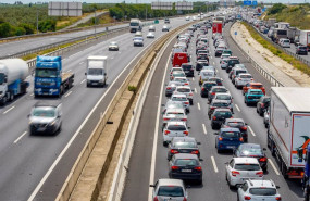 ep archivo   camiones y coches en una carretera
