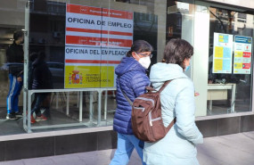 ep archivo   dos mujeres pasan por delante de una oficina de empleo a 2 de febrero de 2022 en madrid