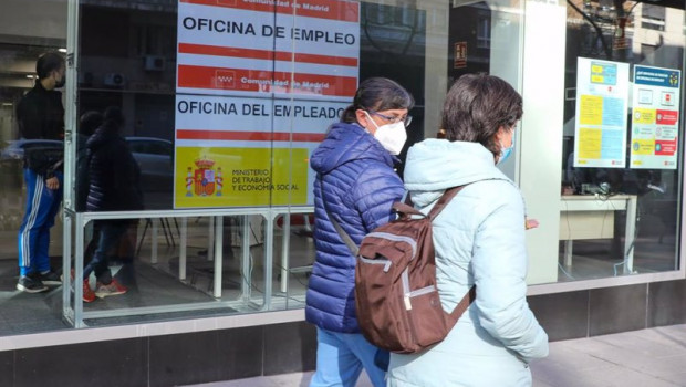 ep archivo   dos mujeres pasan por delante de una oficina de empleo a 2 de febrero de 2022 en madrid