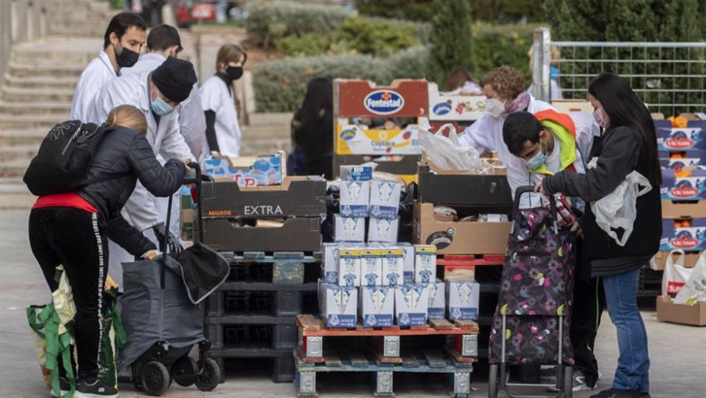 Archivo - Dos mujeres reciben alimentos de la Fundación Madrina | Alberto Ortega - Europa Press - Archivo ep archivo dos mujeres reciben alimentos de la fundacion madrina