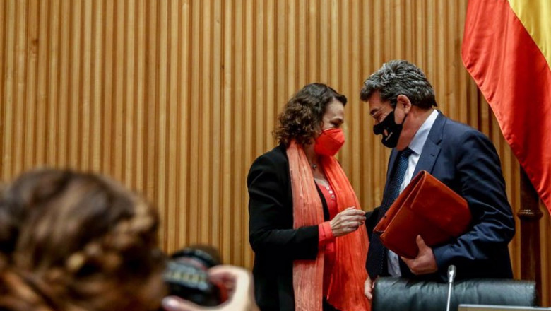 Archivo - El ministro de Inclusión, Seguridad Social y Migraciones, José Luis Escrivá, habla con la presidenta de la Comisión de Seguimiento y Evaluación de los Acuerdos del Pacto de Toledo, Magdalena Valerio. | Europa Press - Archivo ep archivo el ministro de inclusion seguridad social y migraciones jose luis escriva habla con la