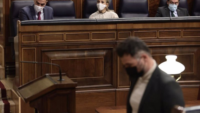 ep archivo   el portavoz parlamentario de erc gabriel rufian pasa por delante del presidente del