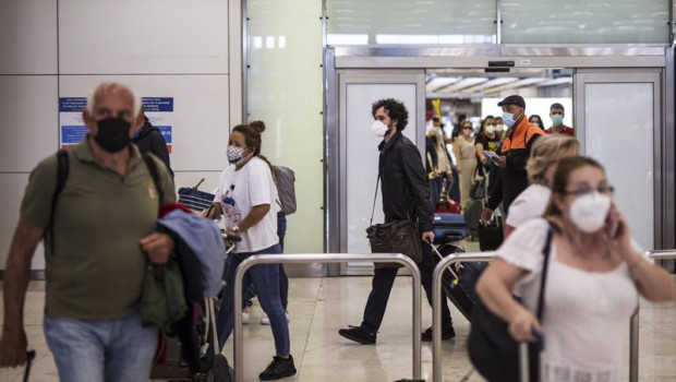 ep archivo   pasajeros de un vuelo procedente de quito a su llegada a las instalaciones de la