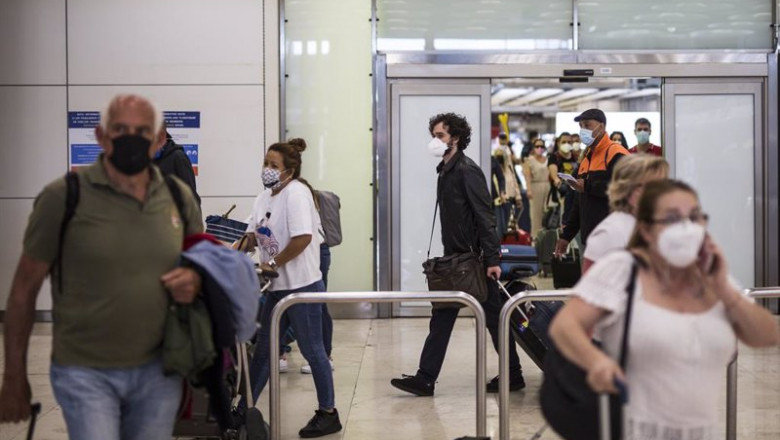 Archivo - Pasajeros de un vuelo procedente de Quito a su llegada a las instalaciones de la Terminal T4 del Aeropuerto Adolfo Suárez Madrid-Barajas, a 7 de junio de 2021, en Madrid, (España). | Alejandro Martínez Vélez - Europa Press - Archivo ep archivo pasajeros de un vuelo procedente de quito a su llegada a las instalaciones de la