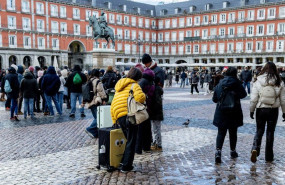 ep archivo   turistas en la plaza mayor