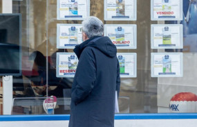 ep archivo   un hombre observa los anuncios de una inmobiliaria
