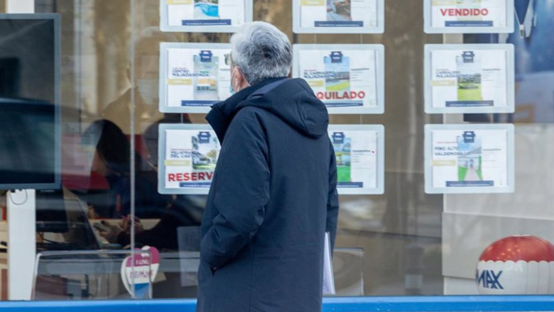 ep archivo   un hombre observa los anuncios de una inmobiliaria