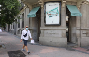 ep archivo   un hombre pasa junto a la entrada de la tienda tiffany de la calle jose ortega y gasset