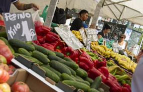 ep archivo   un puesto de frutas y verduras en el mercadillo